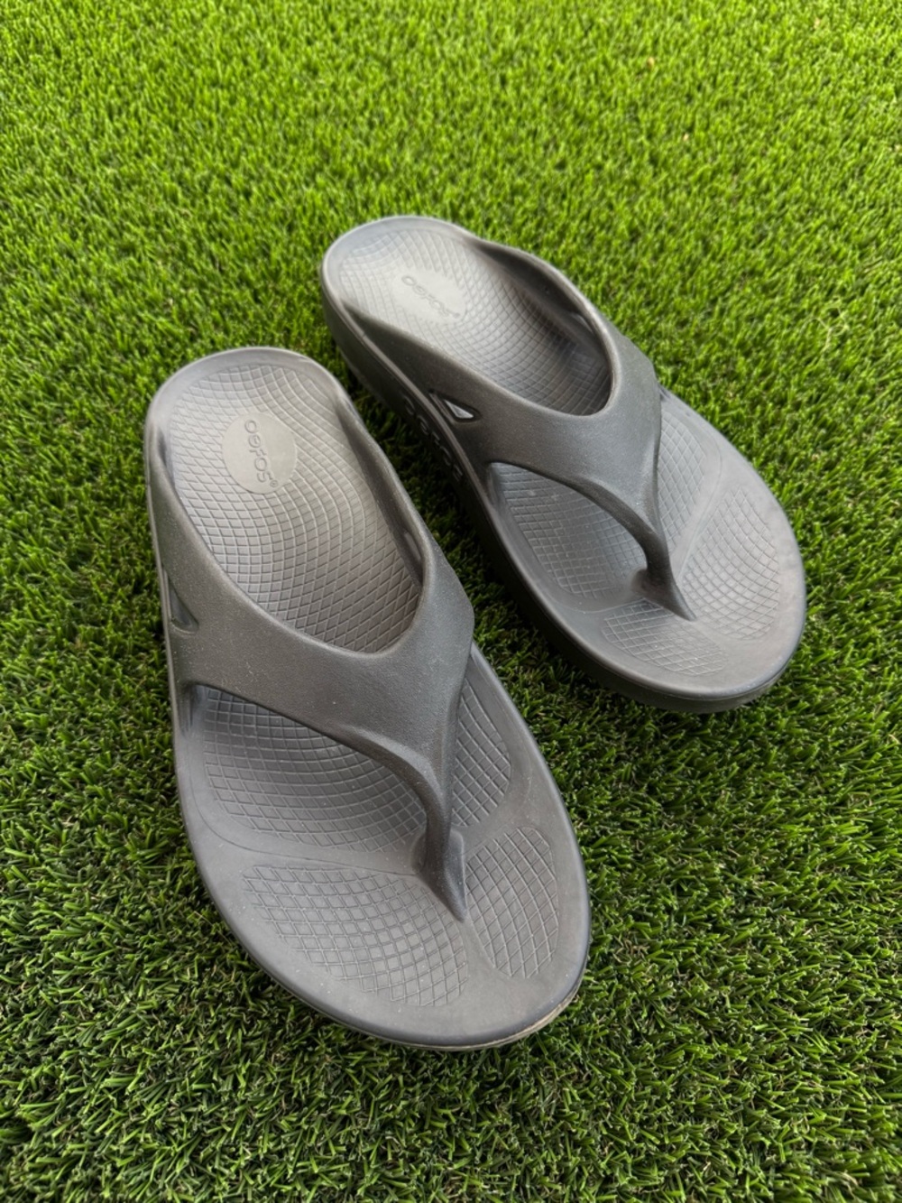 OOFOS Black Men's Recovery Flip Flops - Picture 4 of 5